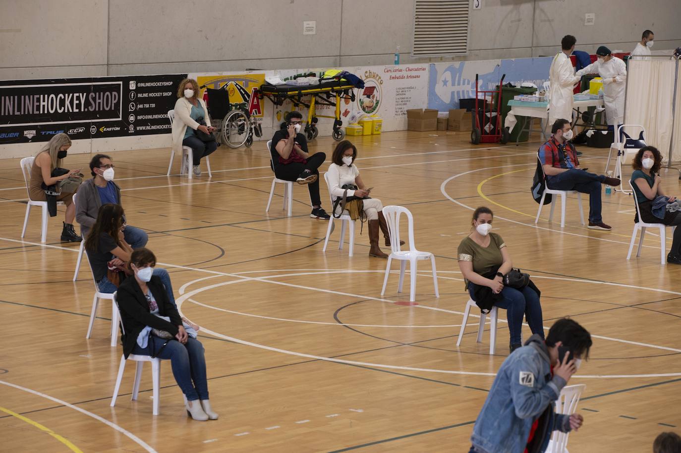 Fotos: Cientos de docentes acuden a vacunarse tras la reanudación de la campaña en Cartagena