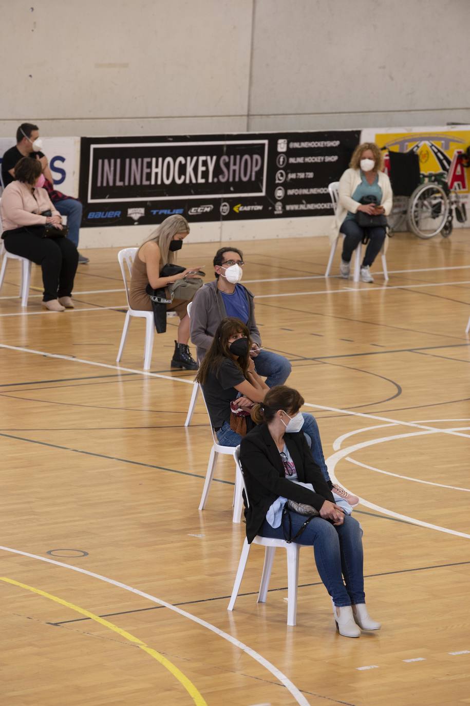 Fotos: Cientos de docentes acuden a vacunarse tras la reanudación de la campaña en Cartagena