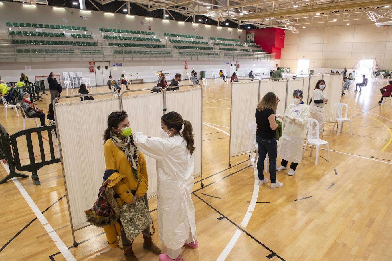 Fotos: Cientos de docentes acuden a vacunarse tras la reanudación de la campaña en Cartagena