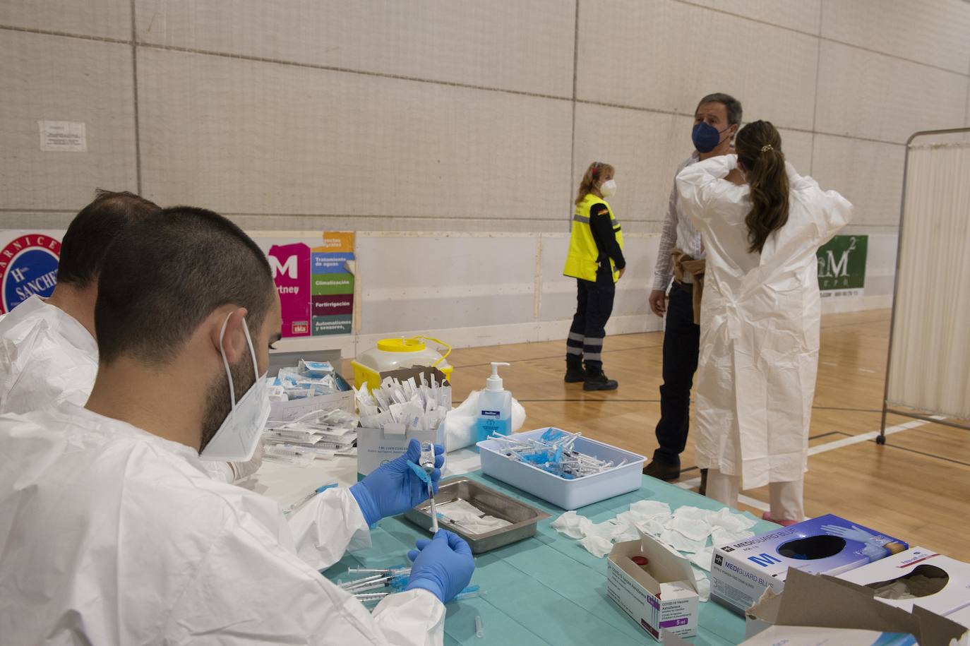 Fotos: Cientos de docentes acuden a vacunarse tras la reanudación de la campaña en Cartagena