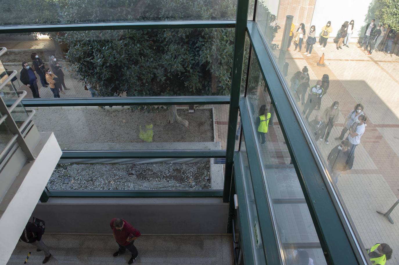 Fotos: Cientos de docentes acuden a vacunarse tras la reanudación de la campaña en Cartagena