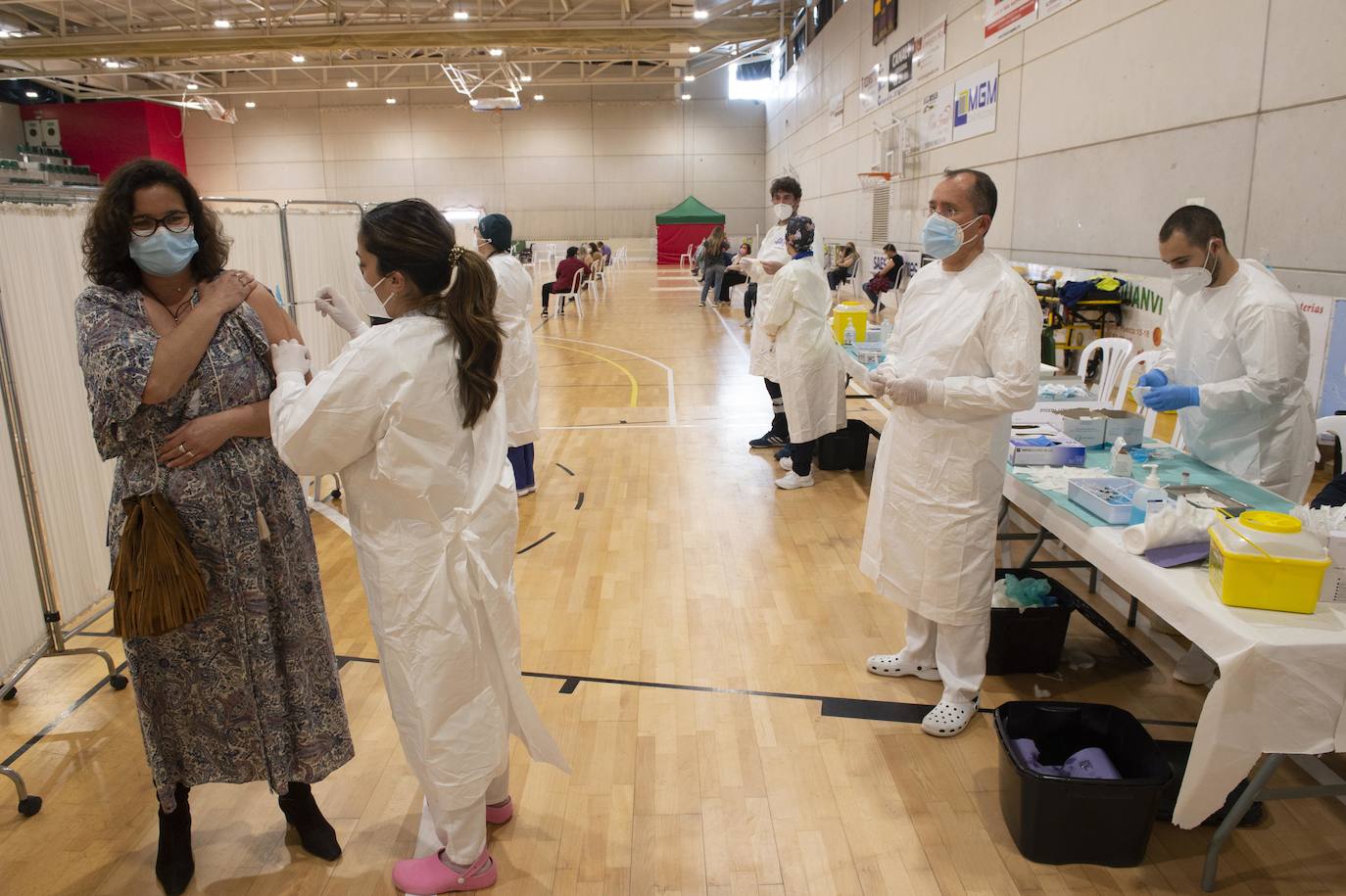 Fotos: Cientos de docentes acuden a vacunarse tras la reanudación de la campaña en Cartagena
