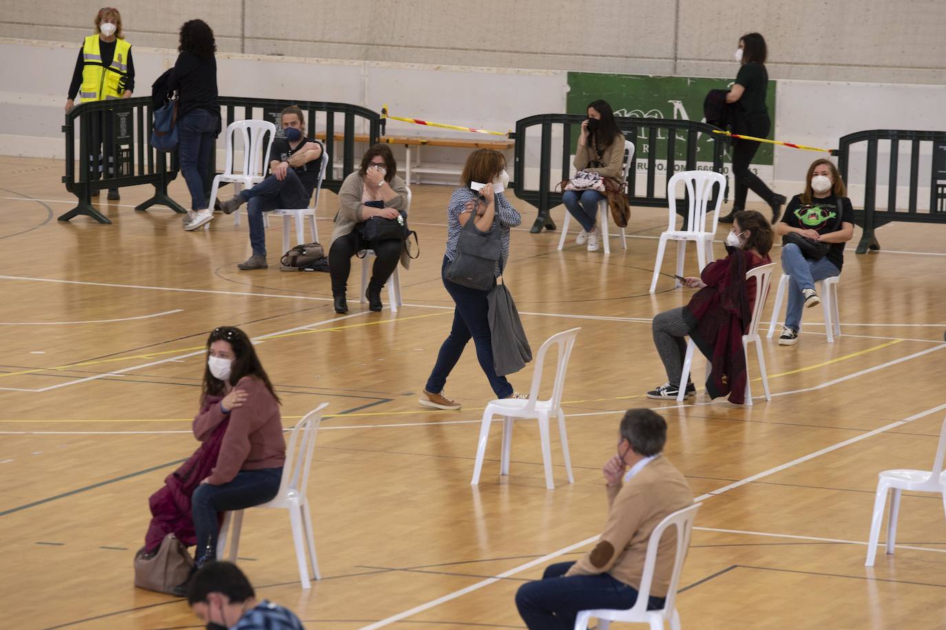Fotos: Cientos de docentes acuden a vacunarse tras la reanudación de la campaña en Cartagena