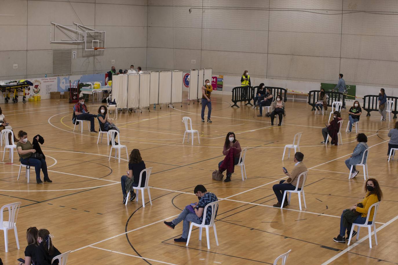Fotos: Cientos de docentes acuden a vacunarse tras la reanudación de la campaña en Cartagena