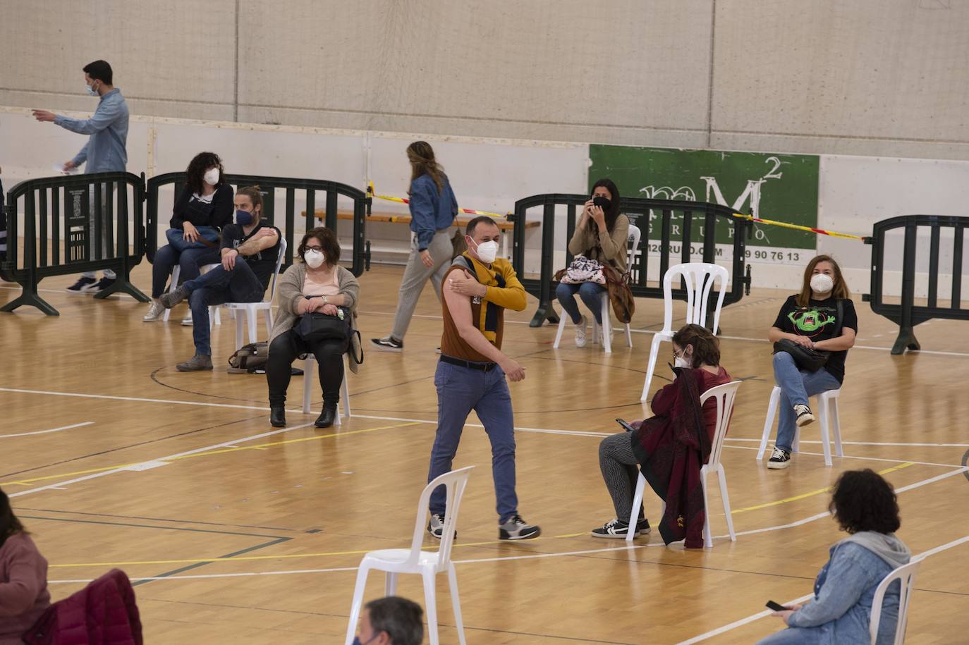 Fotos: Cientos de docentes acuden a vacunarse tras la reanudación de la campaña en Cartagena