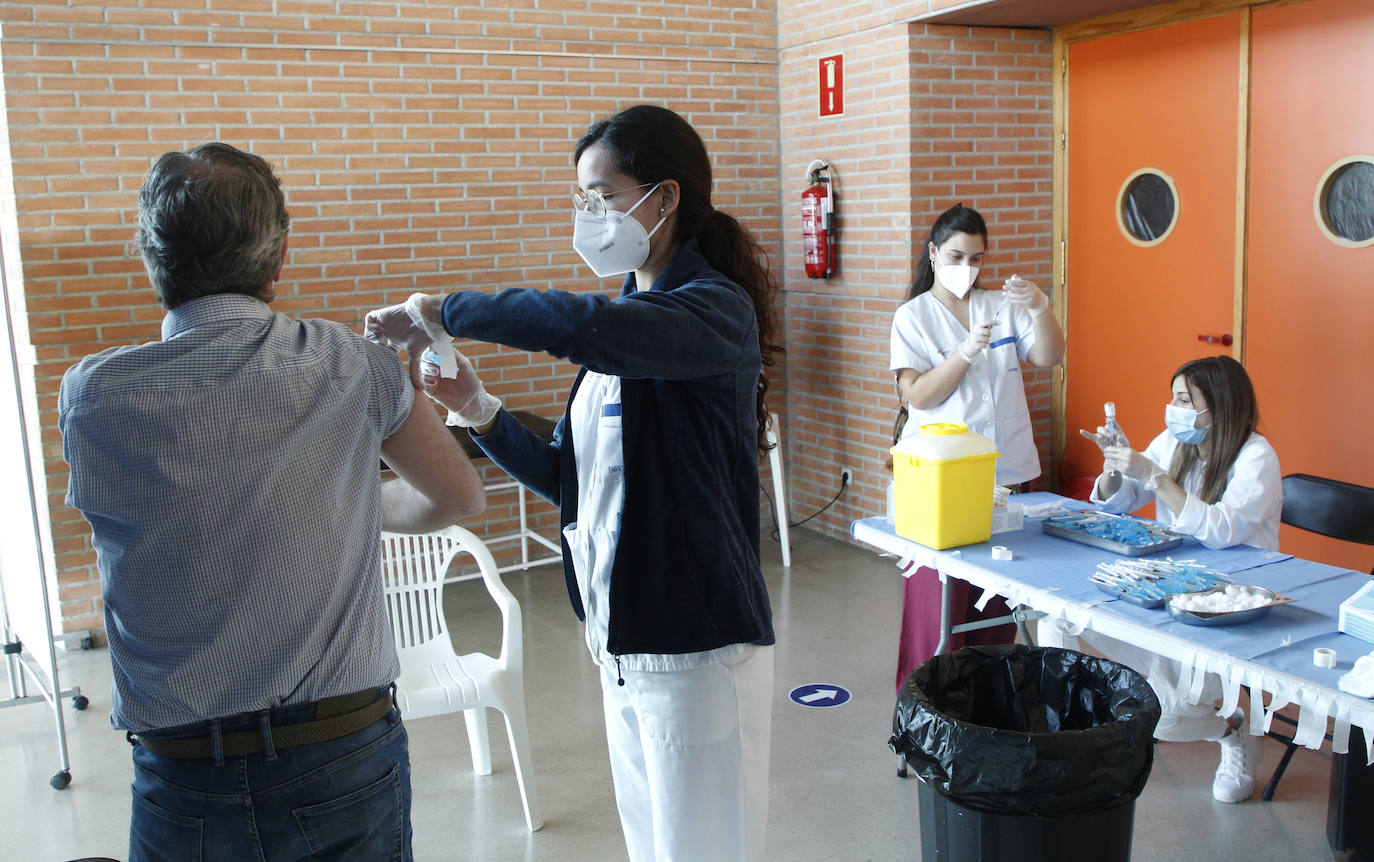 Fotos: Cientos de profesores se vacunan contra la Covid tras reanudarse la campaña en Murcia