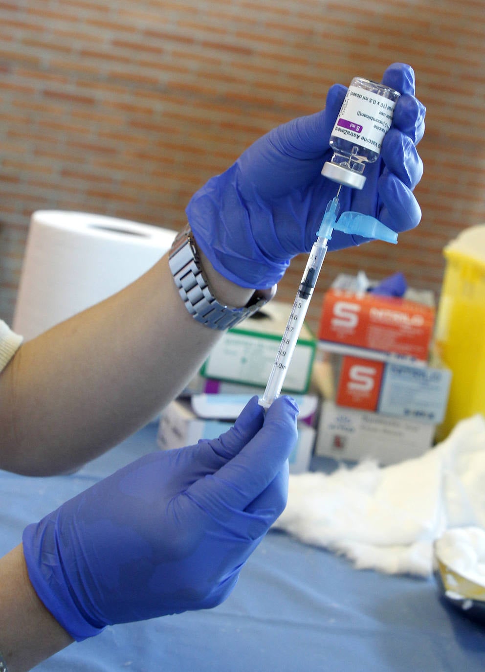 Fotos: Cientos de profesores se vacunan contra la Covid tras reanudarse la campaña en Murcia