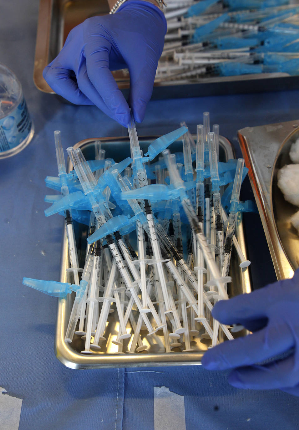 Fotos: Cientos de profesores se vacunan contra la Covid tras reanudarse la campaña en Murcia