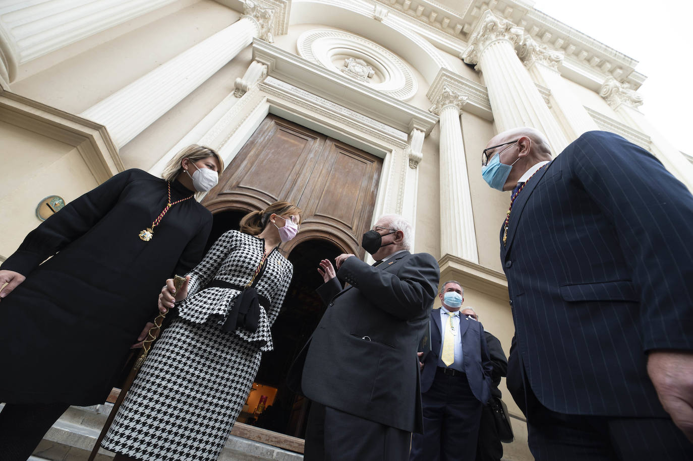 Fotos: Castejón entrega la Onza de Oro al Hospital de Caridad de Cartagena antes del Viernes de Dolores