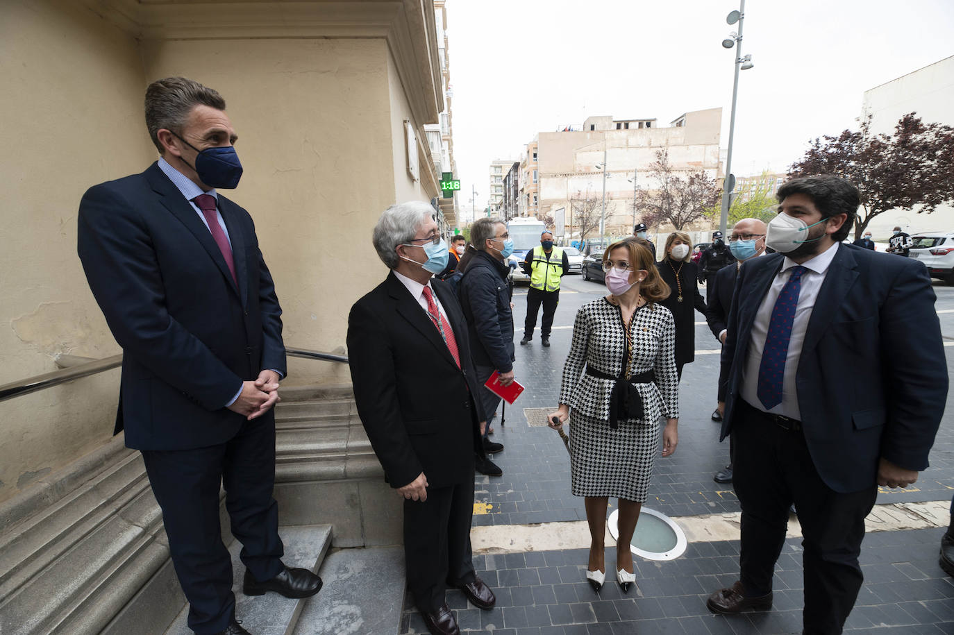 Fotos: Castejón entrega la Onza de Oro al Hospital de Caridad de Cartagena antes del Viernes de Dolores