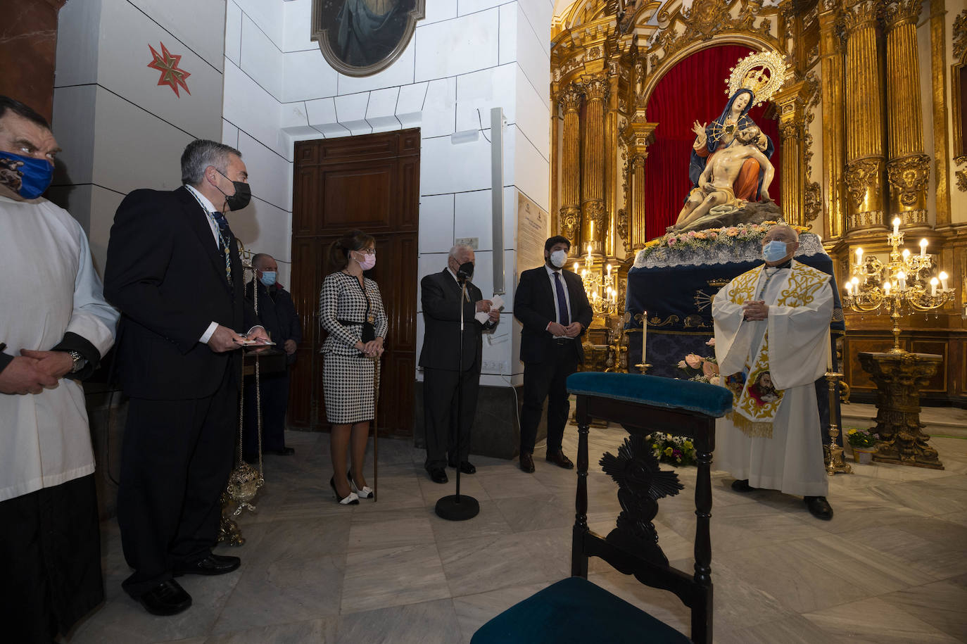 Fotos: Castejón entrega la Onza de Oro al Hospital de Caridad de Cartagena antes del Viernes de Dolores