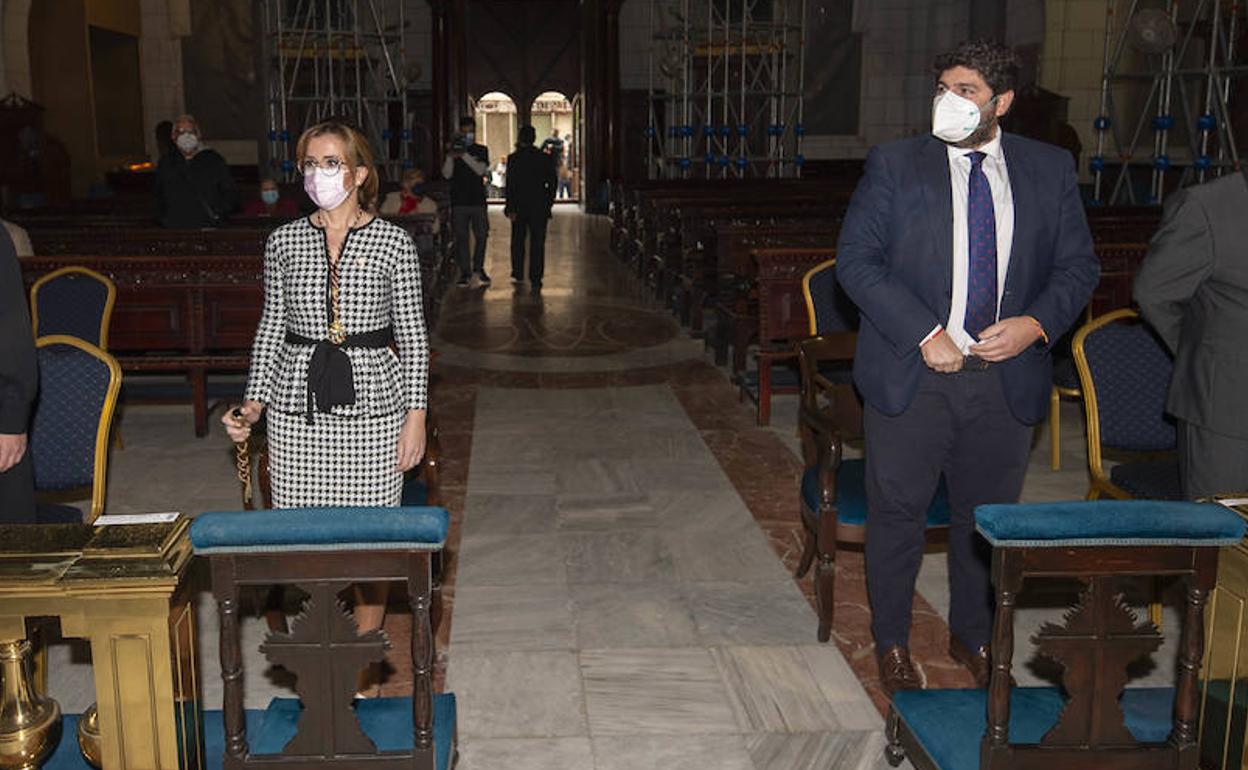 El presidente de la Región de Murcia, Fernando López Miras, y la alcaldesa de Cartagena, Ana Belén Castejón, este miércoles en la ofrenda de la Onza de Oro a la patrona de la ciudad portuaria.