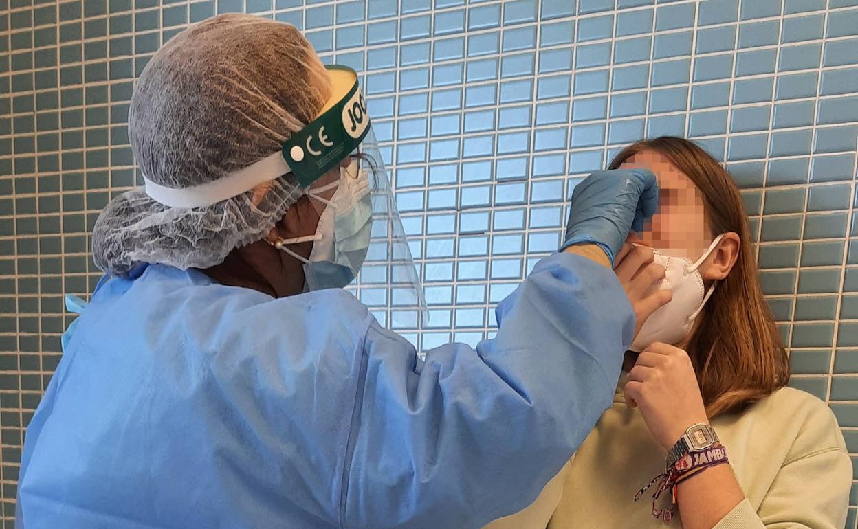 Una sanitario realiza una prueba PCR en el centro de salud del barrio del Progreso, en Murcia, en una fotografía de archivo.