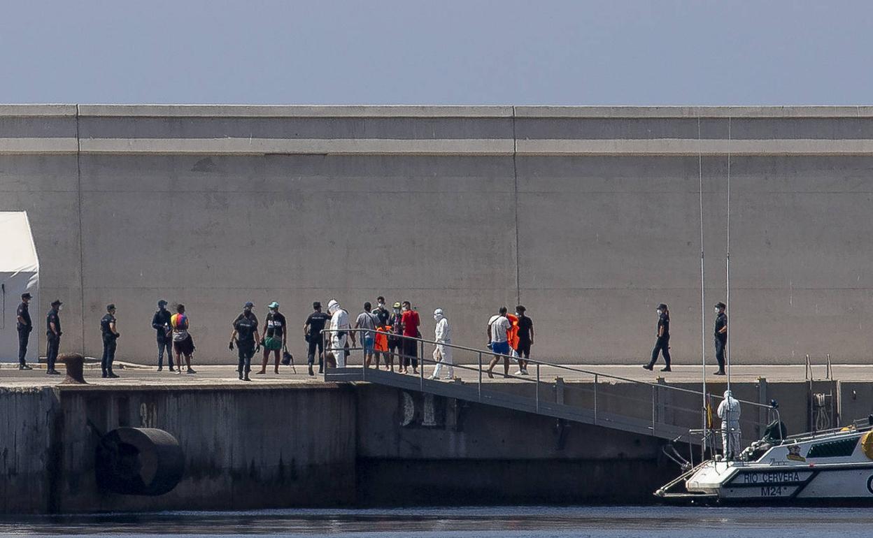 Un grupo de inmigrantes baja de una patrullera de la Guardia Civil en Escombreras, en una imagen de archivo. 