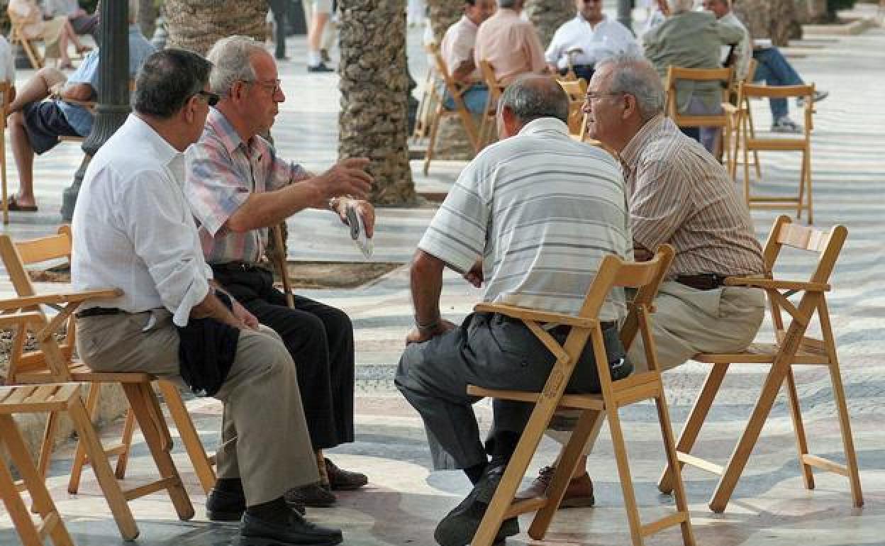 Un grupo de personas mayores conversan.