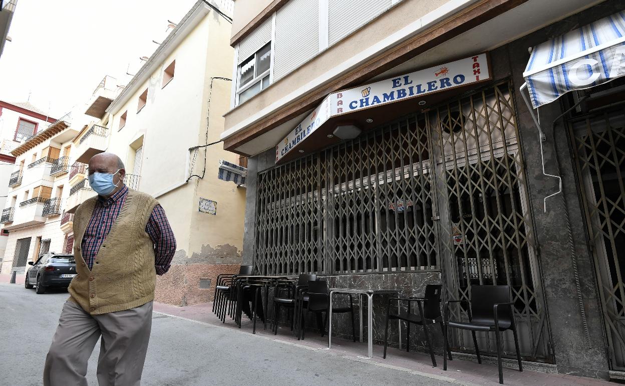 Un vecino de Abanilla frente a un bar cerrado