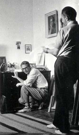 Juan Bonafé, agachado junto al pintor Ramón Gaya en su estudio de La Alberca, en 1960