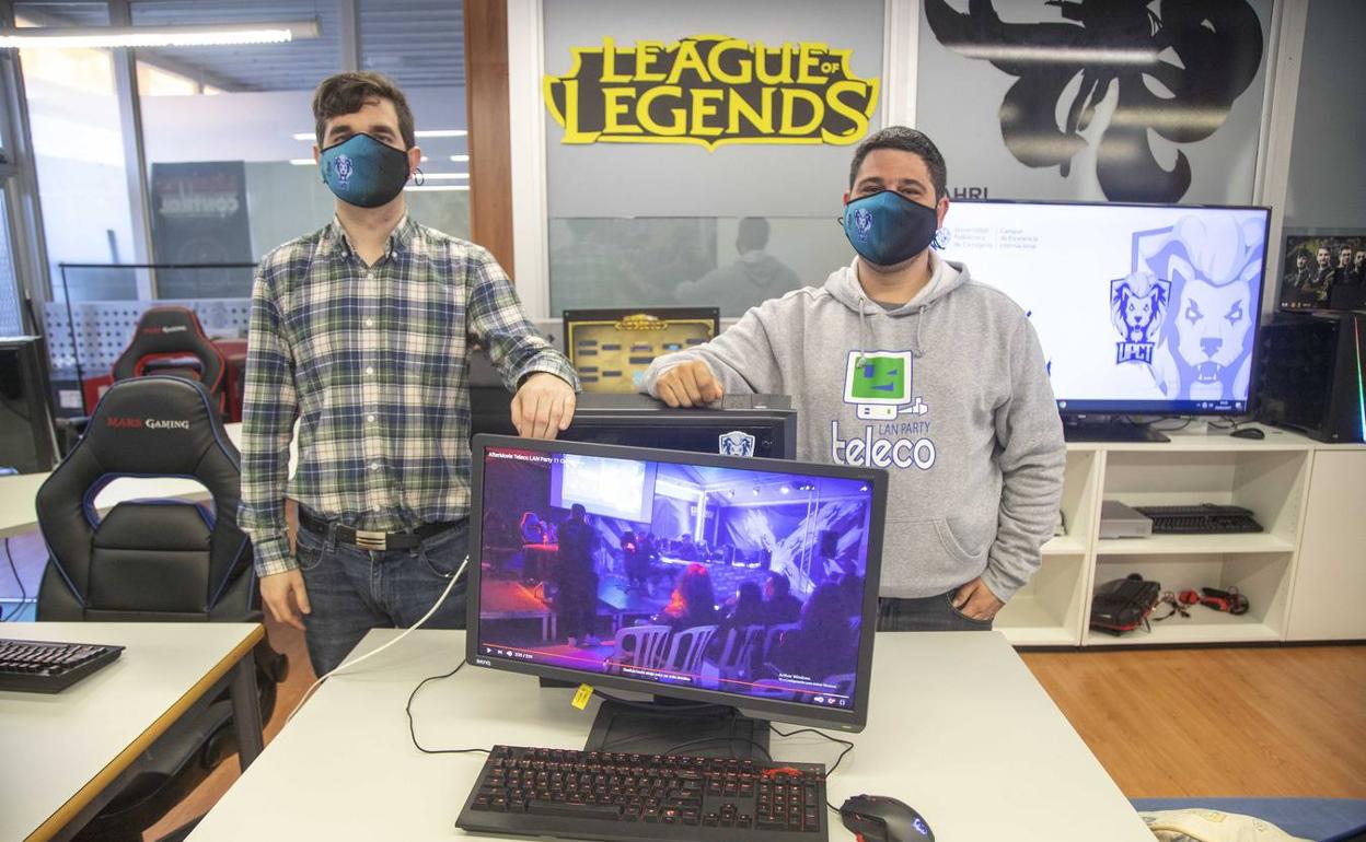 Ignacio Cifuentes Bello y Joaquín Cruces Adrados en el espacio dedicado a los eSports en la UPCT. 