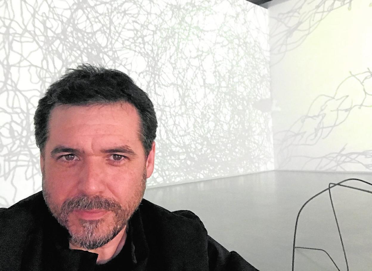 Ramón González Palazón, en su exposición 'A pesar de la oscuridad', que puede visitarse en el Centro Párraga. 