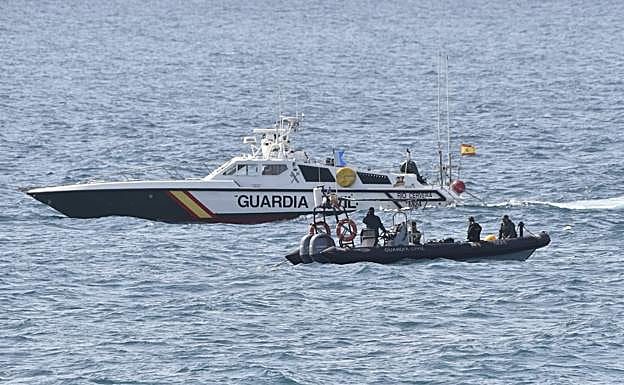 Dos embarcaciones de la Guardia Civil continúan este domingo la búsqueda de los inmigrantes desaparecidos tras naufragar una patera frente a la playa de Percheles, en Mazarrón.