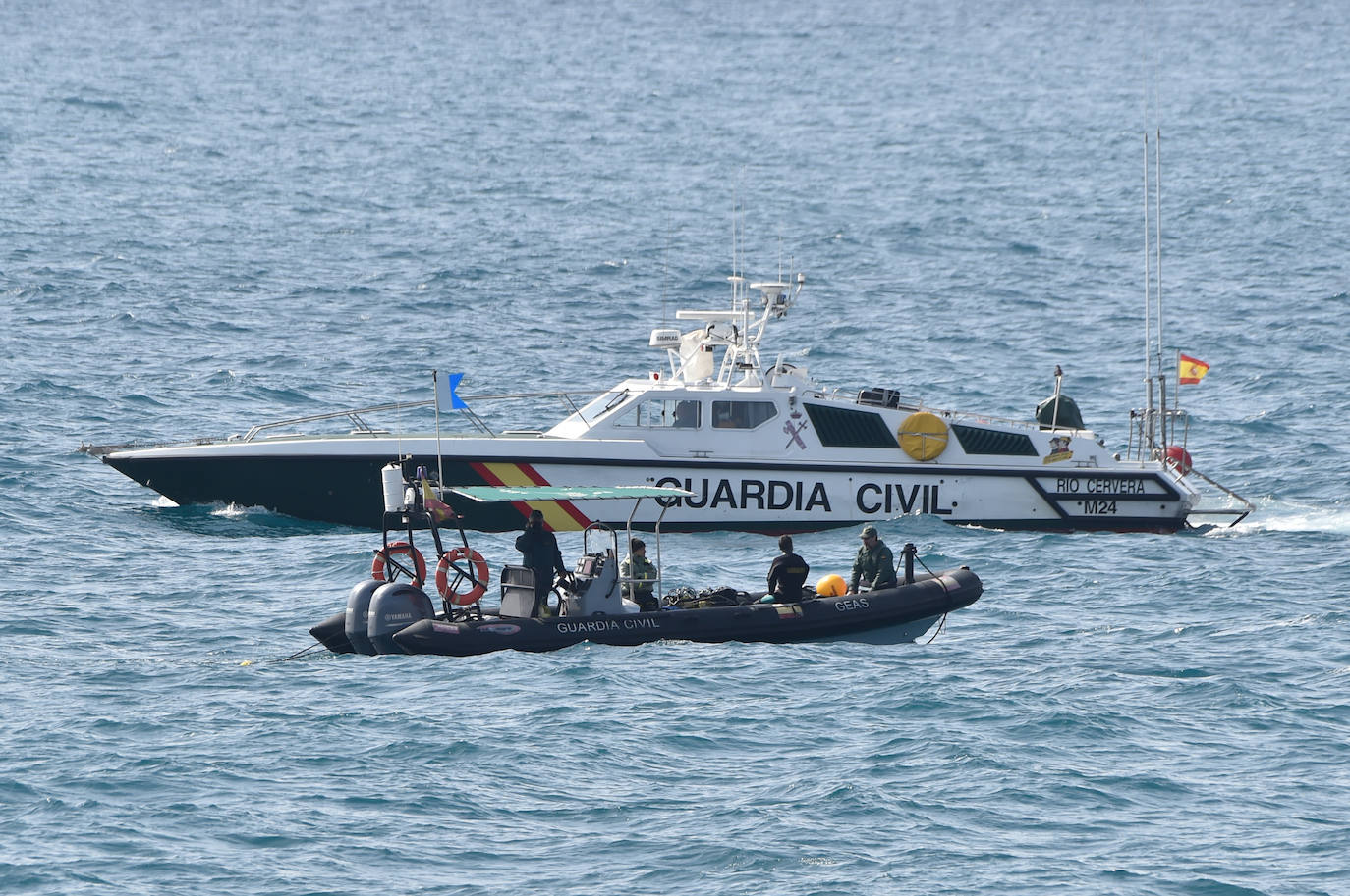 Fotos: Labores de búsqueda de nueve inmigrantes desaparecidos al hundirse una patera en Mazarrón