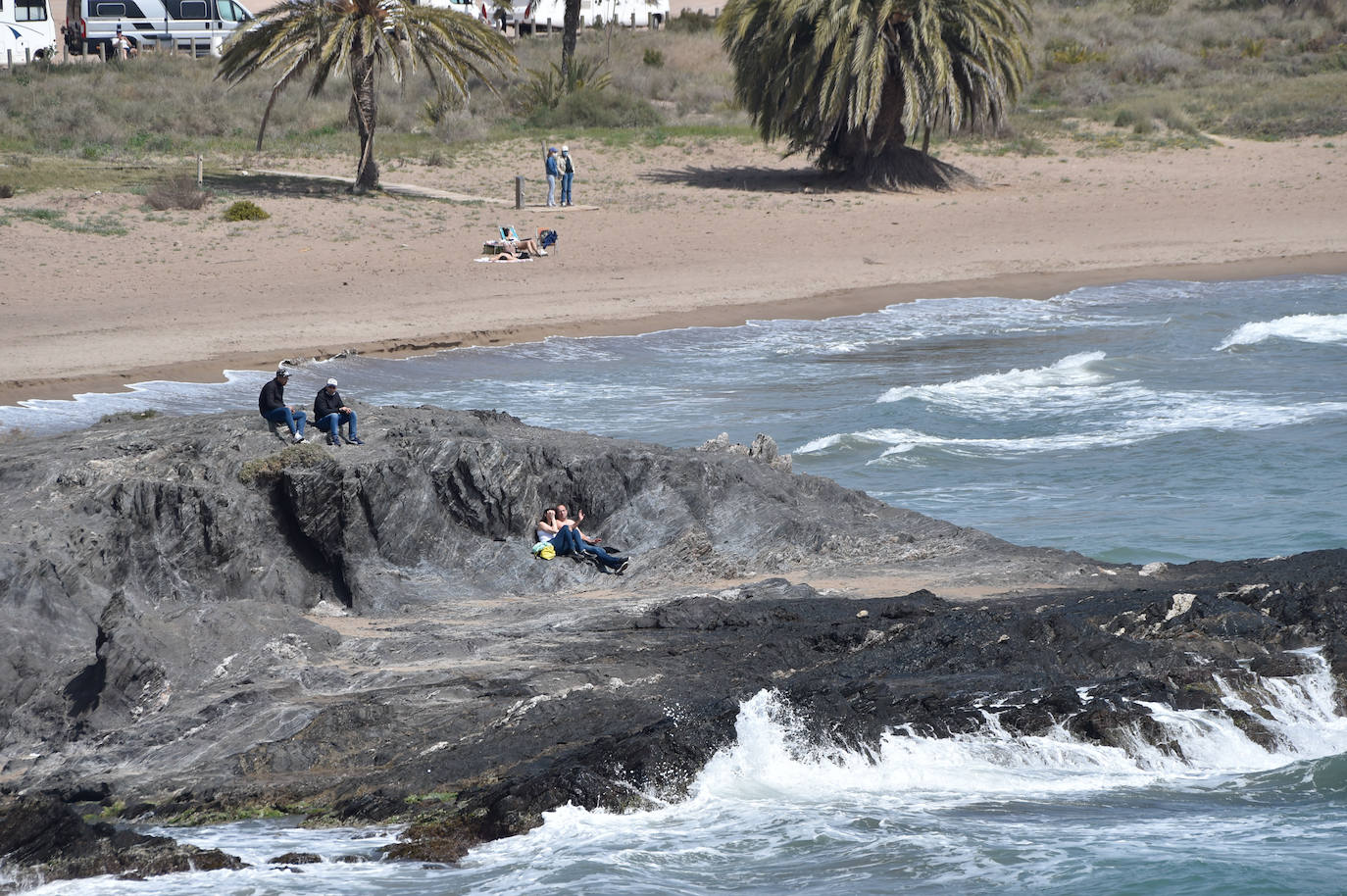 Fotos: Labores de búsqueda de nueve inmigrantes desaparecidos al hundirse una patera en Mazarrón