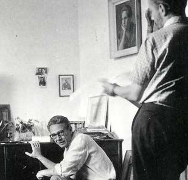 Juan Bonafé, agachado junto al pintor Ramón Gaya en su estudio de La Alberca, en 1960