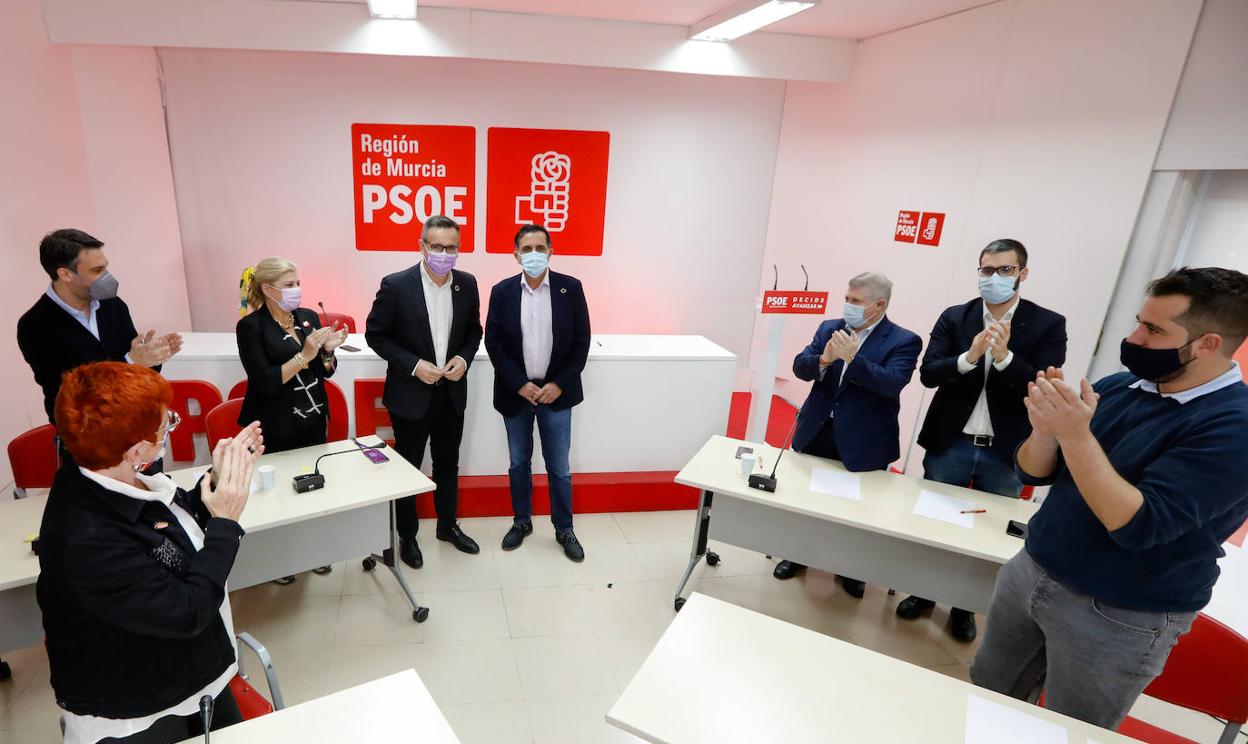 García Retegui, Joaquín López, Gloria Alarcón, José Vélez, Francisco Lucas y Jordi Arce aplauden a Conesa y a Serrano. 