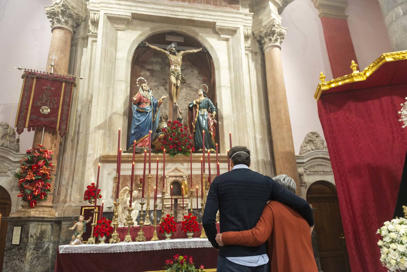 Fotos Semana Santa Murcia: Fieles del Cristo del Perdón acuden a San Antolín para recordar el tradicional besapié