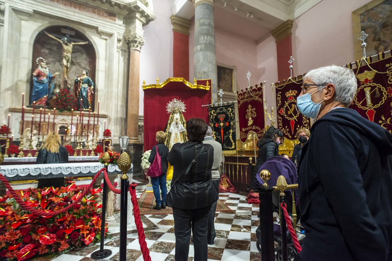 Fotos Semana Santa Murcia: Fieles del Cristo del Perdón acuden a San Antolín para recordar el tradicional besapié