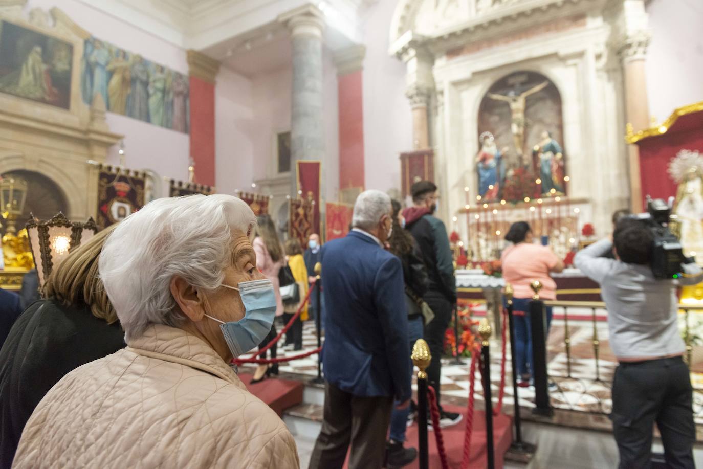 Fotos Semana Santa Murcia: Fieles del Cristo del Perdón acuden a San Antolín para recordar el tradicional besapié