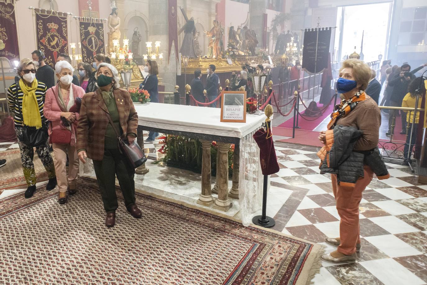 Fotos Semana Santa Murcia: Fieles del Cristo del Perdón acuden a San Antolín para recordar el tradicional besapié