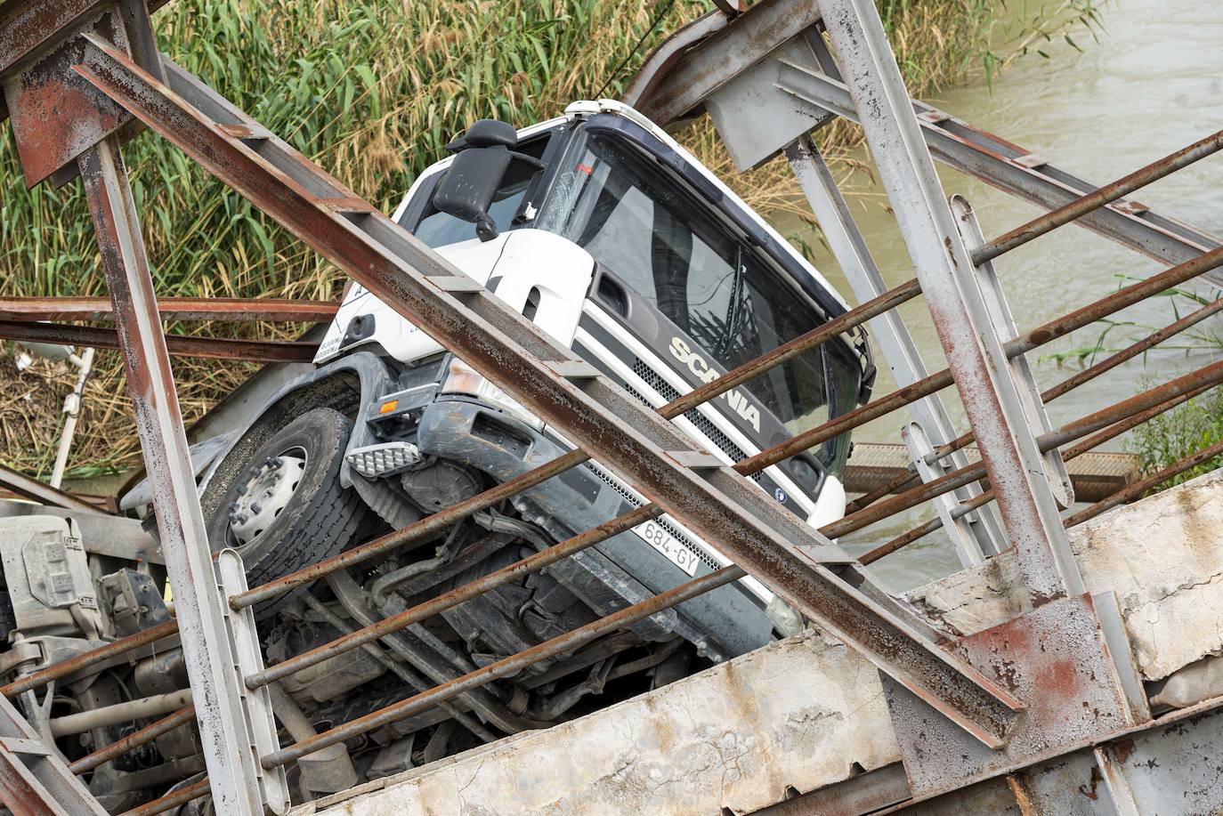 Fotos: Un camión desploma el puente de El Secano, que conecta El Raal y Beniel