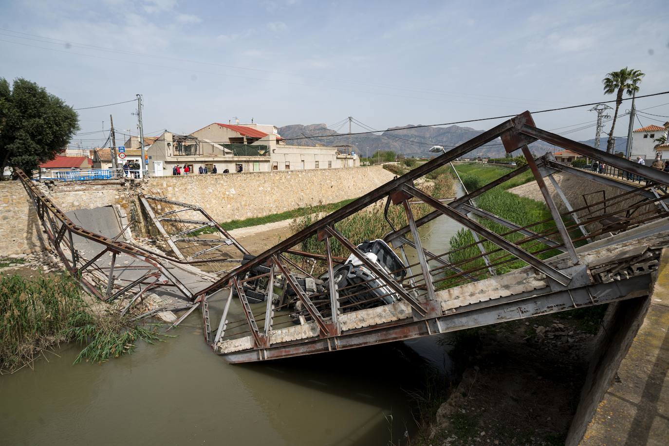 Fotos: Un camión desploma el puente de El Secano, que conecta El Raal y Beniel