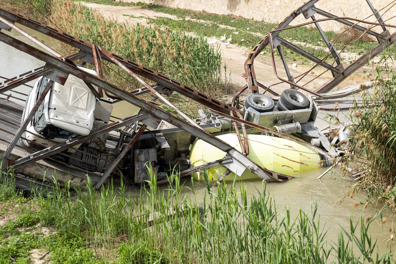 Fotos: Un camión desploma el puente de El Secano, que conecta El Raal y Beniel