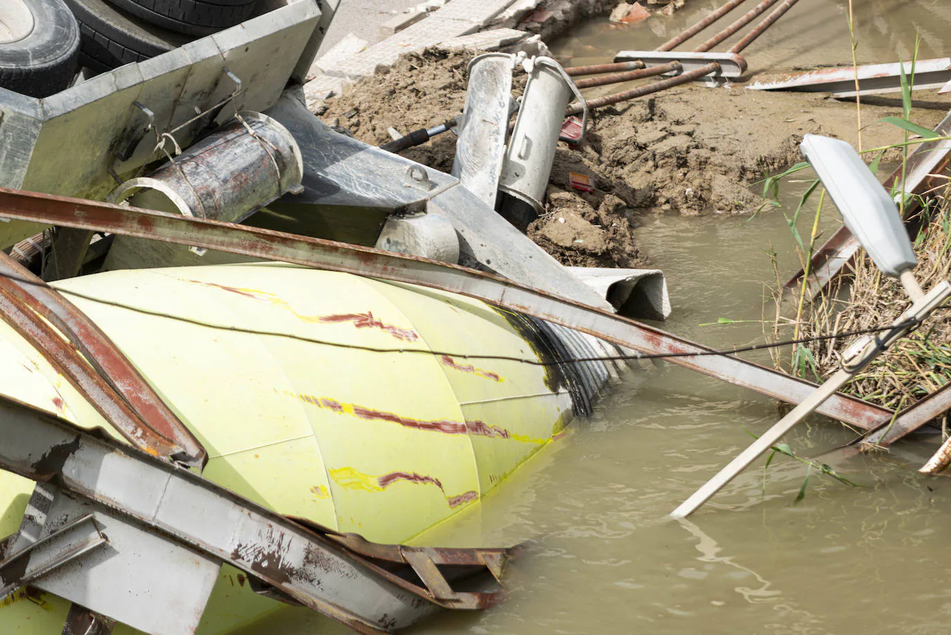 Fotos: Un camión desploma el puente de El Secano, que conecta El Raal y Beniel