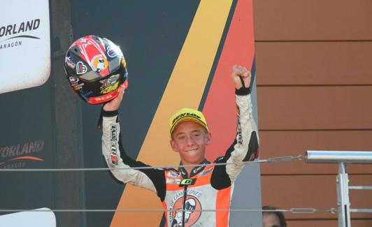 Celebrando una de sus primeras victorias en la Red Bull MotoGP Rookies Cup, en el circuito de Alcañiz (Teruel).