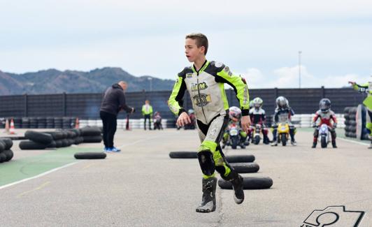 En un circuito de karts, durante una carrera de minimotos, donde se formó.