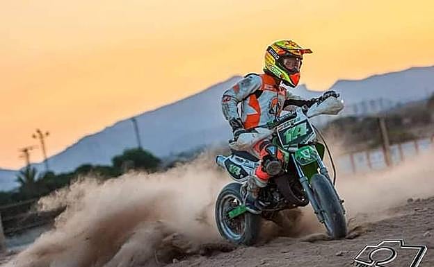 Imagen principal - En una prueba de motocross, con 13 años. Discutiendo con su entrenador antes de una carrera. Casco con el que ganó el año pasado la Red Bull MotoGP Rookies Cup.