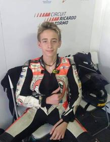 Imagen secundaria 2 - Preparándose para una prueba de motocross junto a Francisco Mármol, su mentor y entrenador de siempre. Con 12 años, tras una victoria en Cheste en el Nacional de Moto4.