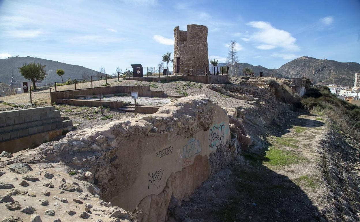 Restos de un tramo de Muralla Púnica o carthaginesa, en el cerro del Molinete. 