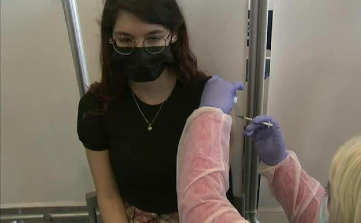 Una joven se vacuna contra el coronavirus en una foto de archivo.