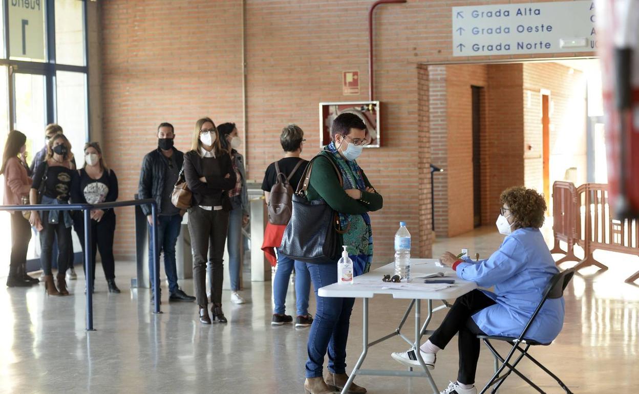 Imagen de archivo de la vacunación de docentes en Murcia. 