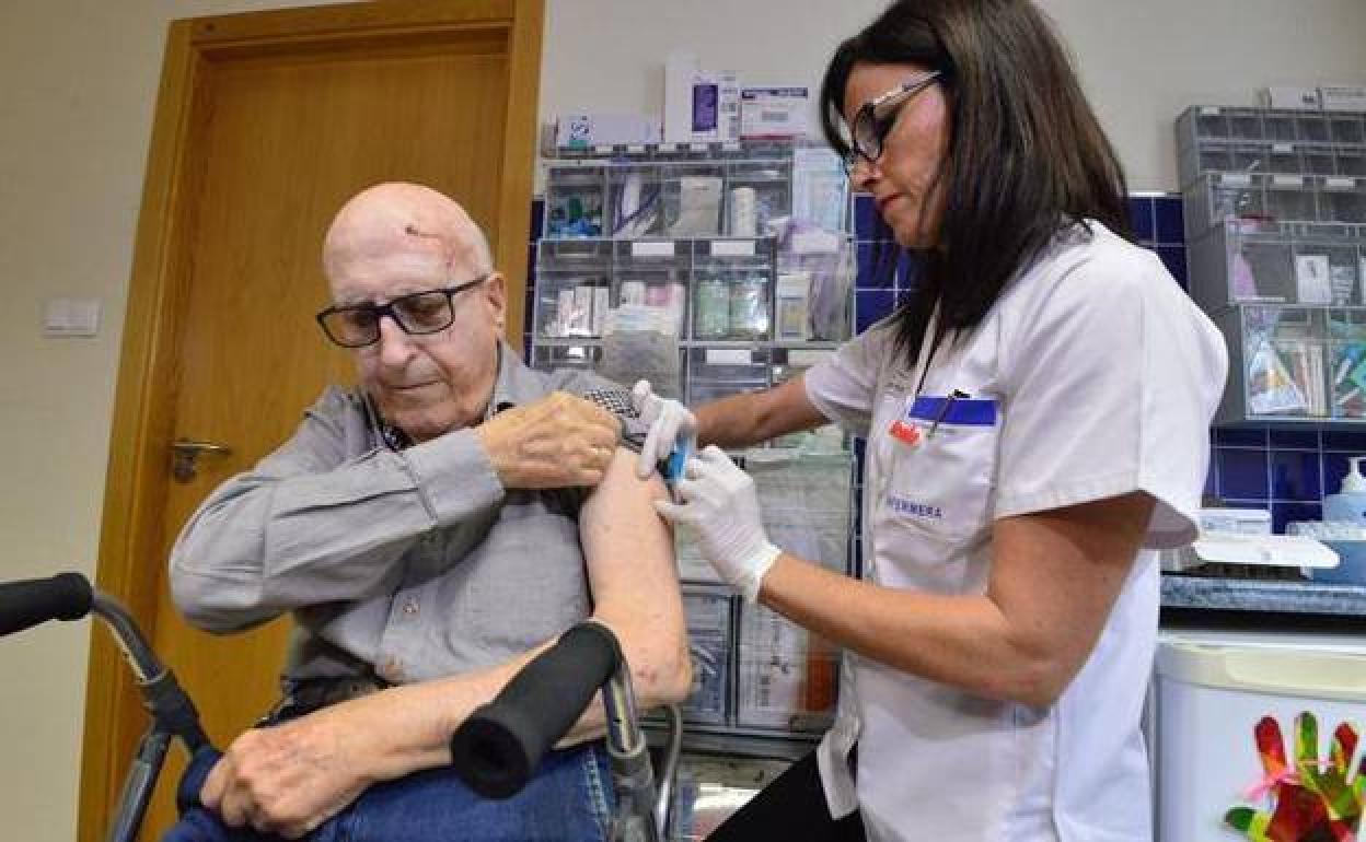 Imagen de archivo de una enfermera poniéndo una vacuna.