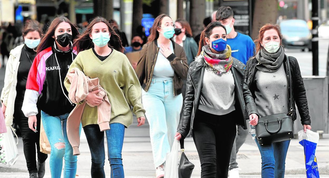 Un grupo de mujeres, todas ellas con mascarillas, cruzan por un paso de cebra, ayer, en una céntrica calle de Murcia. 