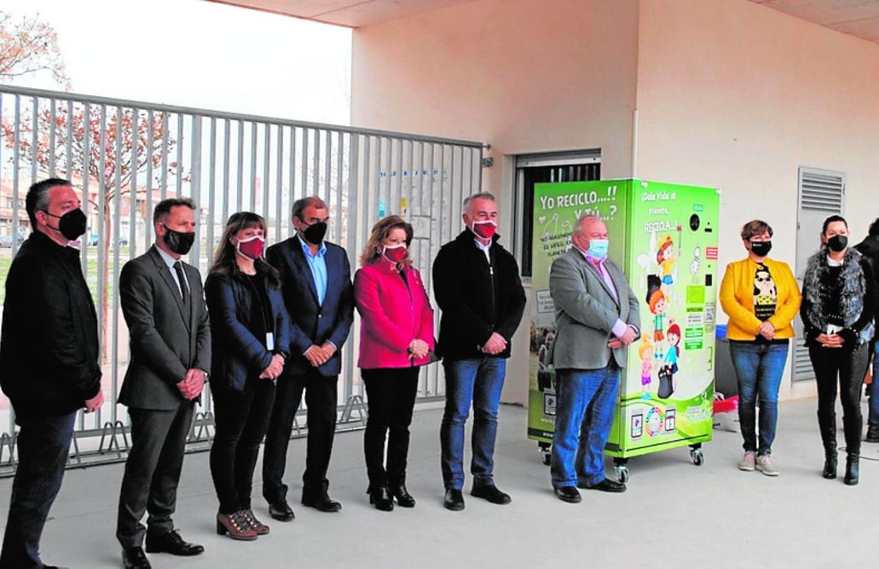 Autoridades en la presentación de 'Concienciar para reciclar'.