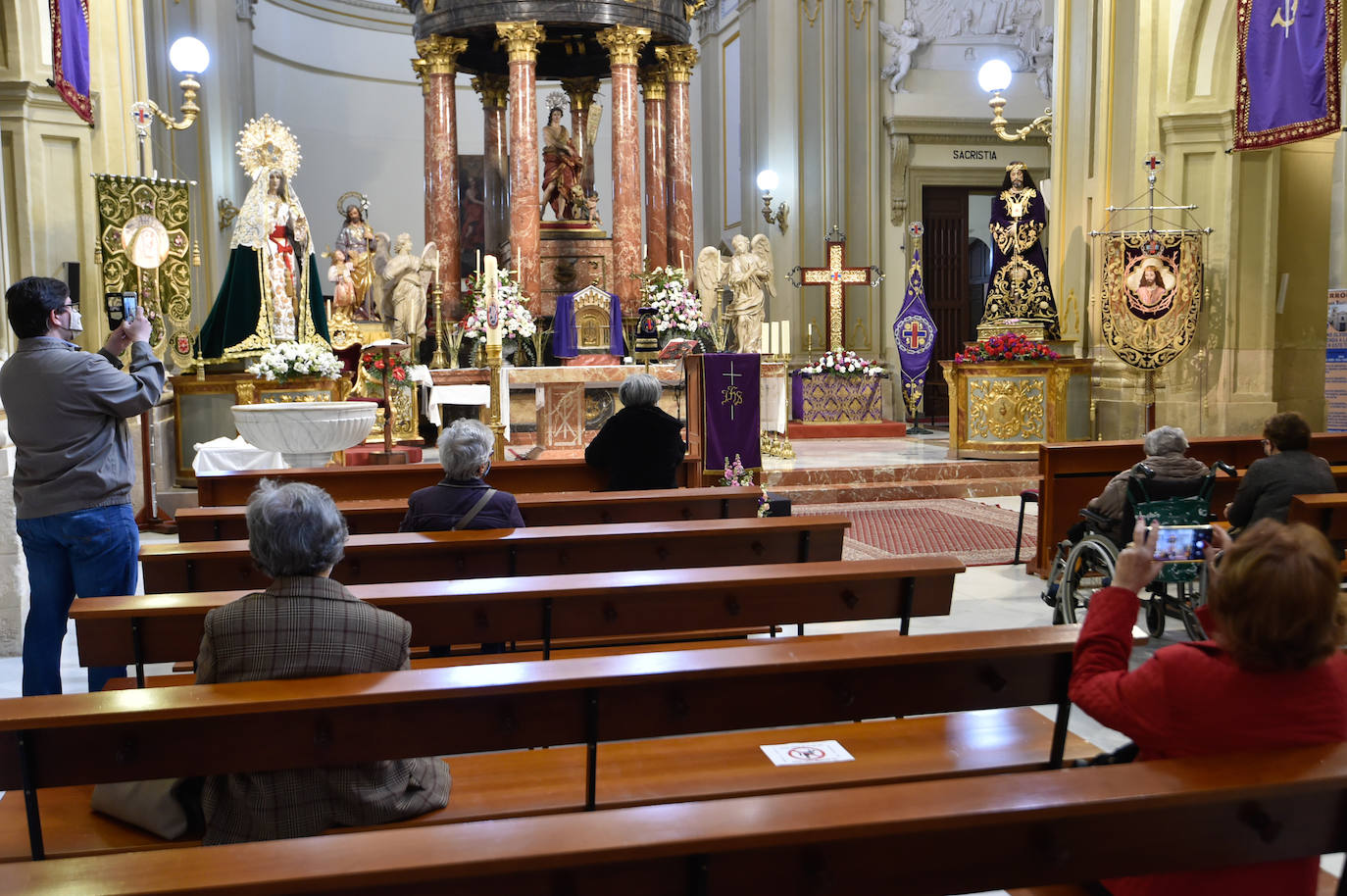 Fotos: Los murcianos visitan al Cristo del Rescate