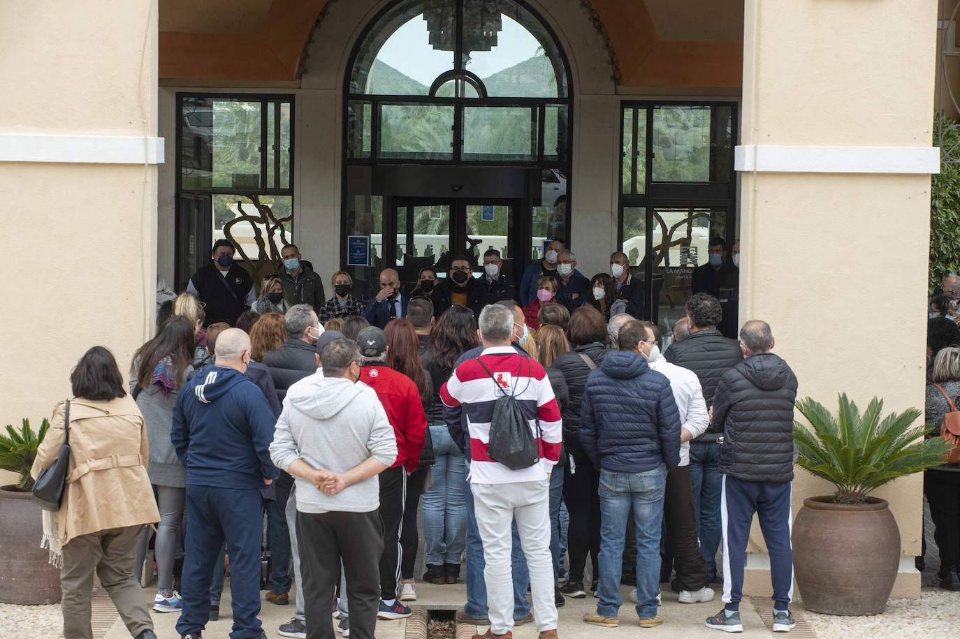 Fotos: Más de 150 empleados protestan por el ERE de La Manga Club