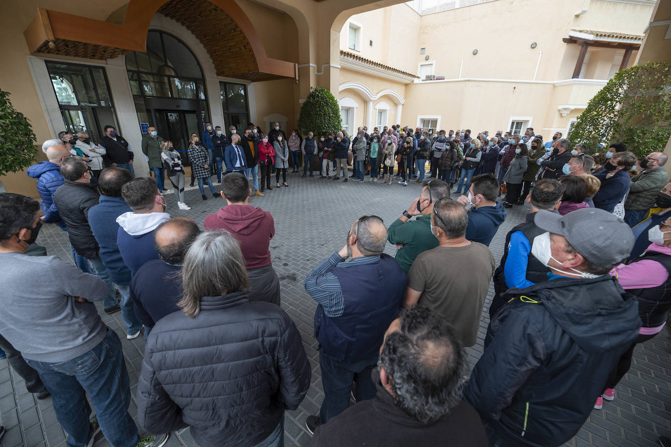 Fotos: Más de 150 empleados protestan por el ERE de La Manga Club