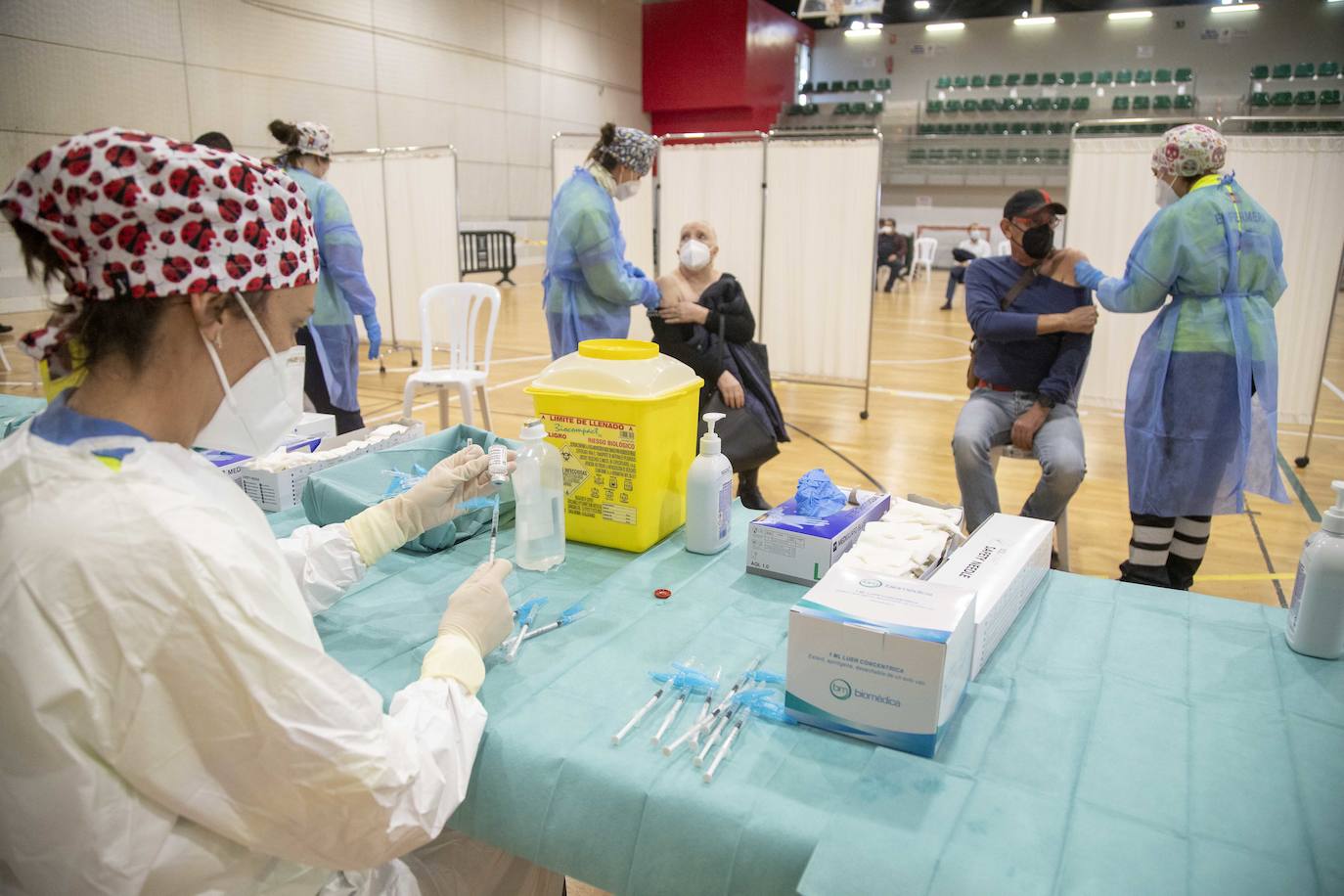 Fotos: Una vacunación masiva y deseada en Cabezo Beaza